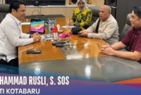 Bupati Kotabaru H. Muhammad Rusli saat melakukan koordinasi bersama Dirjen Bina Marga Kementerian PUPR untuk percepatan pembangunan infrastruktur jalan dan jembatan di wilayah Kotabaru.