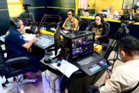 Suasana talkshow ‘Halo Kotabaru’ bersama Plh. Kepala Kemenag Kotabaru dan Kasi PHU, membahas persiapan keberangkatan jamaah haji tahun 2025 secara langsung di Radio Gema Saijaan.