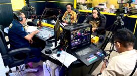 Suasana talkshow ‘Halo Kotabaru’ bersama Plh. Kepala Kemenag Kotabaru dan Kasi PHU, membahas persiapan keberangkatan jamaah haji tahun 2025 secara langsung di Radio Gema Saijaan.