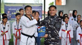 Danlanal Kotabaru Letkol Laut (P) M. Harun Al Rasyid menyerahkan penghargaan dan uang pembinaan kepada atlet dan pelatih Taekwondo sebagai bentuk apresiasi atas prestasi gemilang dan motivasi untuk terus berlatih meraih prestasi lebih tinggi di masa depan.