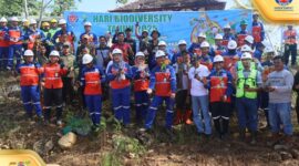 Foto bersama usai kegiatan penanaman pohon dan pelepasliaran burung dalam rangka Hari Keanekaragaman Hayati Sedunia 2025 di area reklamasi tambang Indocement Tarjun. 