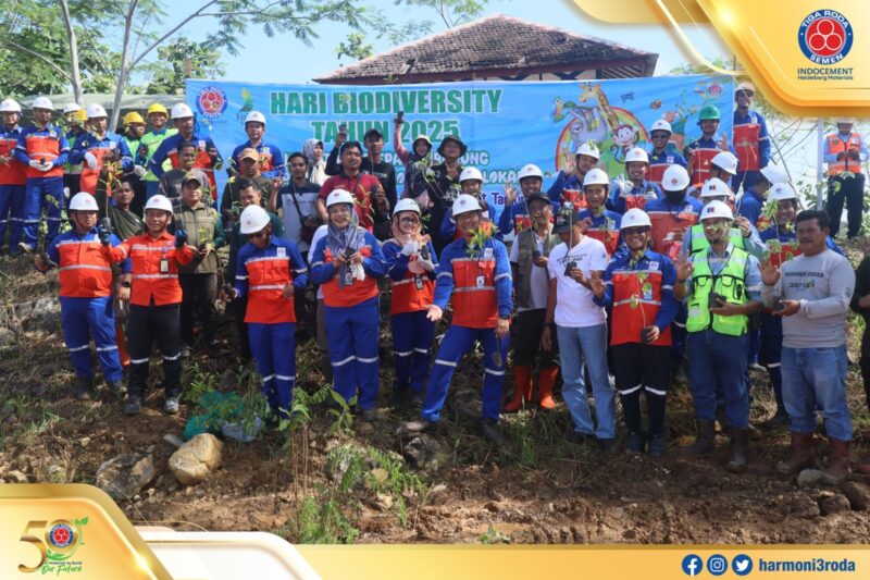 Foto bersama usai kegiatan penanaman pohon dan pelepasliaran burung dalam rangka Hari Keanekaragaman Hayati Sedunia 2025 di area reklamasi tambang Indocement Tarjun. 