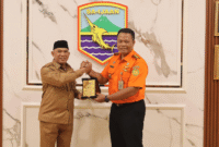 Bupati Kotabaru Muhammad Rusli bersama Kepala Basarnas Kalsel I Putu Sudayana, S.E. usai pertemuan silaturahmi dan koordinasi penanganan kebencanaan di ruang kerja Bupati, Senin (19/5/2025).