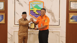 Bupati Kotabaru Muhammad Rusli bersama Kepala Basarnas Kalsel I Putu Sudayana, S.E. usai pertemuan silaturahmi dan koordinasi penanganan kebencanaan di ruang kerja Bupati, Senin (19/5/2025).