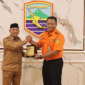 Bupati Kotabaru Muhammad Rusli bersama Kepala Basarnas Kalsel I Putu Sudayana, S.E. usai pertemuan silaturahmi dan koordinasi penanganan kebencanaan di ruang kerja Bupati, Senin (19/5/2025).
