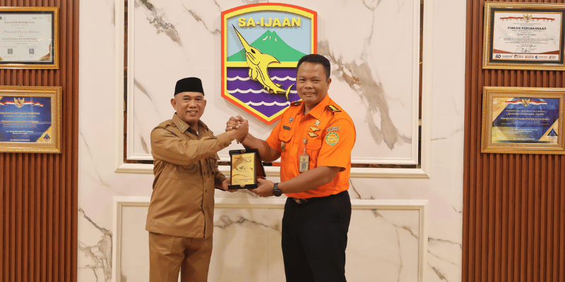 Bupati Kotabaru Muhammad Rusli bersama Kepala Basarnas Kalsel I Putu Sudayana, S.E. usai pertemuan silaturahmi dan koordinasi penanganan kebencanaan di ruang kerja Bupati, Senin (19/5/2025).