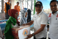 Wakil Bupati Kotabaru, Syairi Mukhlis, S.Sos secara simbolis menyerahkan bantuan logistik kepada korban kebakaran di Desa Baharu Utara.