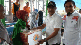 Wakil Bupati Kotabaru, Syairi Mukhlis, S.Sos secara simbolis menyerahkan bantuan logistik kepada korban kebakaran di Desa Baharu Utara.