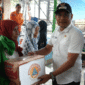 Wakil Bupati Kotabaru, Syairi Mukhlis, S.Sos secara simbolis menyerahkan bantuan logistik kepada korban kebakaran di Desa Baharu Utara.