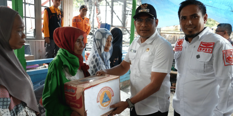 Wakil Bupati Kotabaru, Syairi Mukhlis, S.Sos secara simbolis menyerahkan bantuan logistik kepada korban kebakaran di Desa Baharu Utara.