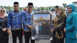 Penyerahan karikatur Bupati dan Ibu Bupati Kotabaru dalam peringatan Hari Pendidikan Nasional 2 Mei 2025.