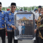 Penyerahan karikatur Bupati dan Ibu Bupati Kotabaru dalam peringatan Hari Pendidikan Nasional 2 Mei 2025.