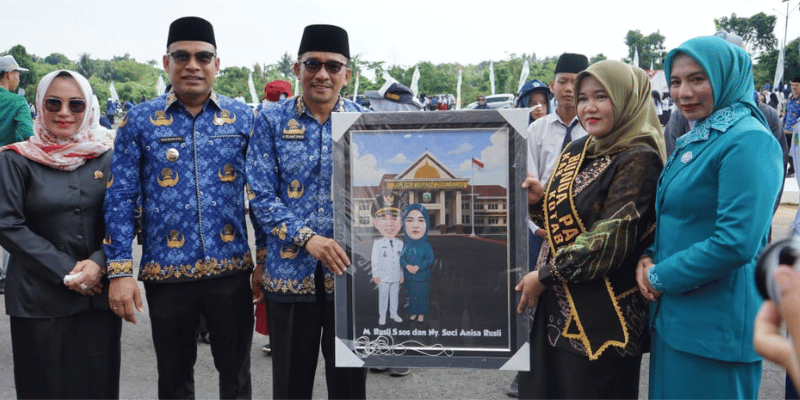 Penyerahan karikatur Bupati dan Ibu Bupati Kotabaru dalam peringatan Hari Pendidikan Nasional 2 Mei 2025.