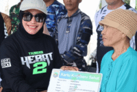 Ketua DPRD Kotabaru, Suwanti, menyerahkan simbolis Kartu Kotabaru Sehat kepada warga Kelumpang Hilir pada Event trail game Trabas Hebat 2 One Day Pure Adventure, Sabtu (03/05/2025)