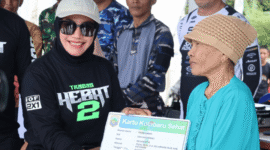 Ketua DPRD Kotabaru, Suwanti, menyerahkan simbolis Kartu Kotabaru Sehat kepada warga Kelumpang Hilir pada Event trail game Trabas Hebat 2 One Day Pure Adventure, Sabtu (03/05/2025)