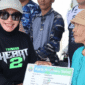 Ketua DPRD Kotabaru, Suwanti, menyerahkan simbolis Kartu Kotabaru Sehat kepada warga Kelumpang Hilir pada Event trail game Trabas Hebat 2 One Day Pure Adventure, Sabtu (03/05/2025)