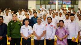 Wakil Bupati Kotabaru Syairi Mukhlis bersama narasumber, peserta, dan perwakilan BPBD dalam foto bersama usai pembukaan FGD Jitupasna di Aula Bamega, Kotabaru.