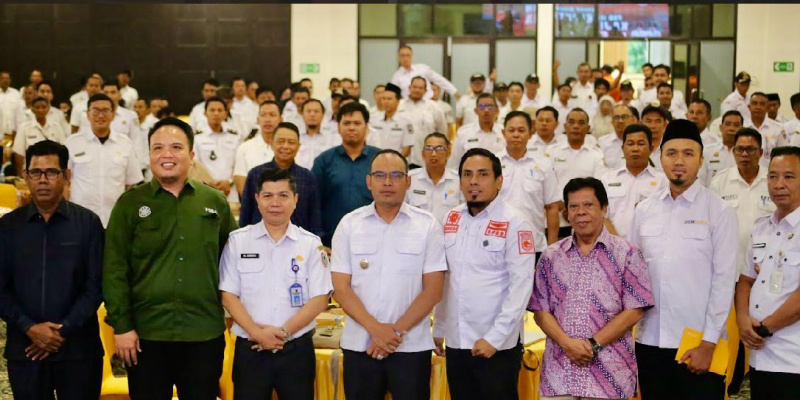 Wakil Bupati Kotabaru Syairi Mukhlis bersama narasumber, peserta, dan perwakilan BPBD dalam foto bersama usai pembukaan FGD Jitupasna di Aula Bamega, Kotabaru.