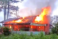 Detik-detik kobaran api melahap rumah warga di Desa Stagen, Sabtu sore (21/6).