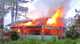 Detik-detik kobaran api melahap rumah warga di Desa Stagen, Sabtu sore (21/6). 