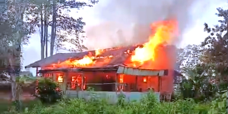 Detik-detik kobaran api melahap rumah warga di Desa Stagen, Sabtu sore (21/6). 