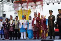 Bupati Kotabaru H. Muhammad Rusli, Wakil Bupati Syairi Mukhlis, bersama Forkopimda, jajaran SKPD, dan tamu undangan berfoto bersama usai puncak peringatan Hari Jadi ke-75 Kabupaten Kotabaru di kawasan Wisata Siring Laut, Minggu (1/6/2025).