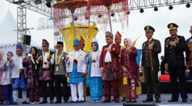 Bupati Kotabaru H. Muhammad Rusli, Wakil Bupati Syairi Mukhlis, bersama Forkopimda, jajaran SKPD, dan tamu undangan berfoto bersama usai puncak peringatan Hari Jadi ke-75 Kabupaten Kotabaru di kawasan Wisata Siring Laut, Minggu (1/6/2025).