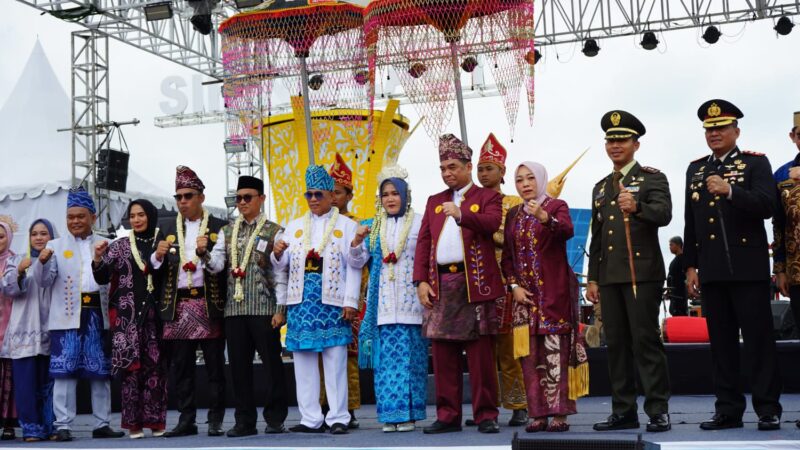 Bupati Kotabaru H. Muhammad Rusli, Wakil Bupati Syairi Mukhlis, bersama Forkopimda, jajaran SKPD, dan tamu undangan berfoto bersama usai puncak peringatan Hari Jadi ke-75 Kabupaten Kotabaru di kawasan Wisata Siring Laut, Minggu (1/6/2025).