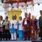 Bupati Kotabaru H. Muhammad Rusli, Wakil Bupati Syairi Mukhlis, bersama Forkopimda, jajaran SKPD, dan tamu undangan berfoto bersama usai puncak peringatan Hari Jadi ke-75 Kabupaten Kotabaru di kawasan Wisata Siring Laut, Minggu (1/6/2025).
