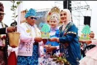Bupati Kotabaru H. Muhammad Rusli menerima plakat penghargaan dari Kepala Dinas Lingkungan Hidup Hj. Melinda Ratna Agustina, S.STP., M.IP atas kontribusinya dalam pelestarian lingkungan melalui inovasi karangan bibit pohon.
