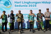 Foto bersama usai apel peringatan Hari Lingkungan Hidup Sedunia 2025 di halaman Kantor Bupati Kotabaru. 