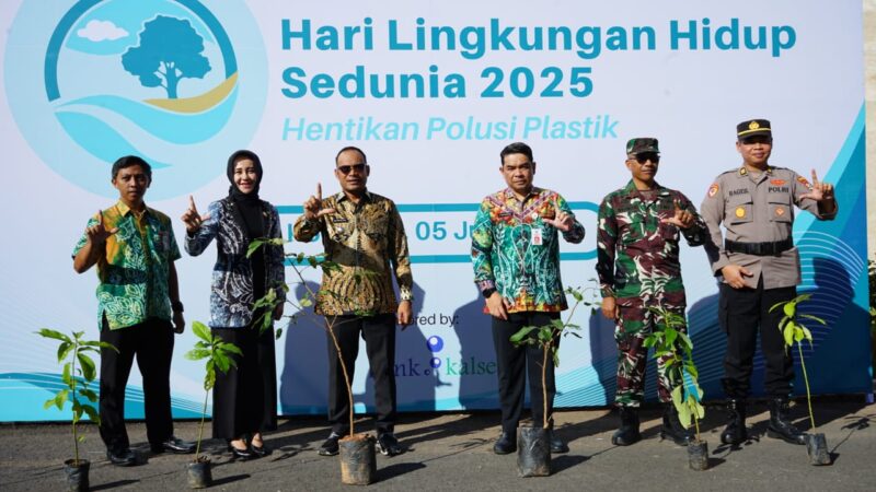 Foto bersama usai apel peringatan Hari Lingkungan Hidup Sedunia 2025 di halaman Kantor Bupati Kotabaru. 