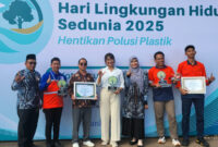 Indocement Tarjun terima penghargaan CSR lingkungan dari Pemkab Kotabaru. Semangat terus untuk bumi yang lebih hijau. 