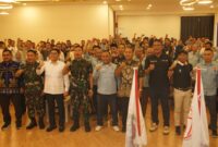 Foto bersama usai pembukaan Rakerkab KONI Kotabaru 2025. Tampak Asisten I Pemkab Kotabaru, Ketua KONI Kotabaru, Sekum KONI Provinsi Kalsel, Forkopimda, Wakil Ketua DPRD, pengurus cabor, serta para atlet berprestasi Kabupaten Kotabaru.