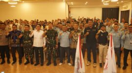 Foto bersama usai pembukaan Rakerkab KONI Kotabaru 2025. Tampak Asisten I Pemkab Kotabaru, Ketua KONI Kotabaru, Sekum KONI Provinsi Kalsel, Forkopimda, Wakil Ketua DPRD, pengurus cabor, serta para atlet berprestasi Kabupaten Kotabaru.
