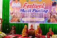 Penampilan kelompok musik panting siswa yang menunjukkan kekayaan irama dan cerita khas budaya Banjar.