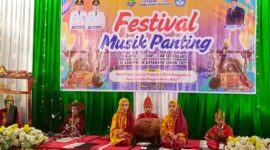 Penampilan kelompok musik panting siswa yang menunjukkan kekayaan irama dan cerita khas budaya Banjar.