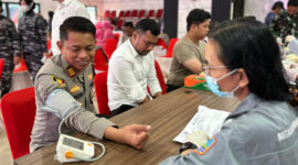 Wakapolres Kotabaru AKP Andi Ahmad Bustanil, S.I.K., M.H., saat menjalani pemeriksaan kesehatan dalam rangkaian kegiatan bakti kesehatan menyambut Hari Bhayangkara ke-79