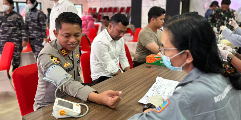 Wakapolres Kotabaru AKP Andi Ahmad Bustanil, S.I.K., M.H., saat menjalani pemeriksaan kesehatan dalam rangkaian kegiatan bakti kesehatan menyambut Hari Bhayangkara ke-79