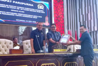 Penyerahan dokumen KUPA PPAS 2025 oleh Wabup Syairi Mukhlis kepada DPRD Kotabaru dalam rapat paripurna.