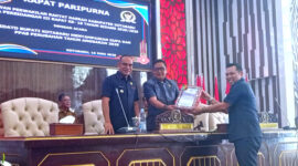 Penyerahan dokumen KUPA PPAS 2025 oleh Wabup Syairi Mukhlis kepada DPRD Kotabaru dalam rapat paripurna.