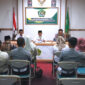 Plt. Kabag Kesra Setda Kotabaru bersama Kepala Kemenag dan stakeholder teknis saat memimpin rapat koordinasi penjemputan jemaah haji 2025 di Aula Kemenag Kotabaru, Rabu (18/6/2025).