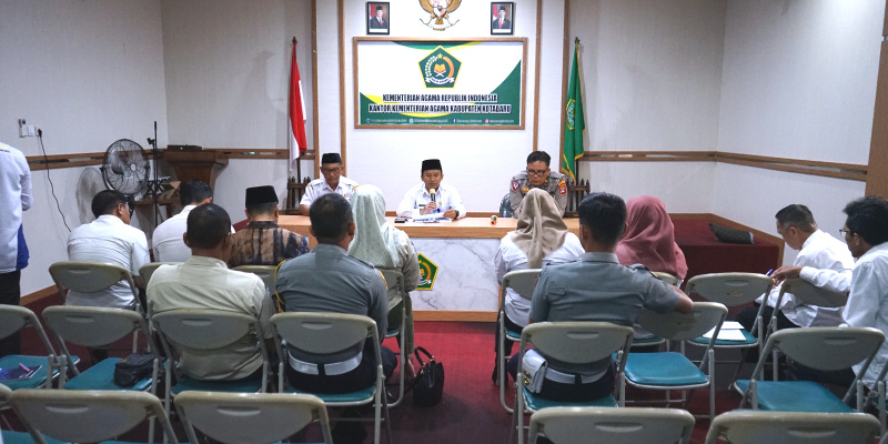 Plt. Kabag Kesra Setda Kotabaru bersama Kepala Kemenag dan stakeholder teknis saat memimpin rapat koordinasi penjemputan jemaah haji 2025 di Aula Kemenag Kotabaru, Rabu (18/6/2025).