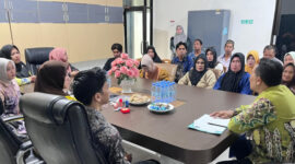 Para Keluarga Penerima Manfaat (KPM) dari Kecamatan Pulaulaut Utara, Sigam, dan Timur mengikuti pembukaan rekening bantuan sosial UEP dan Rutilahu di Aula Dinsos Kotabaru, Rabu (26/6/2025).