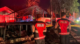 Petugas Polsek Pulau Laut Utara bersama warga dan tim BPK 02 Stagen saat berada di lokasi kebakaran rumah di Desa Stagen, Rabu (25/6).