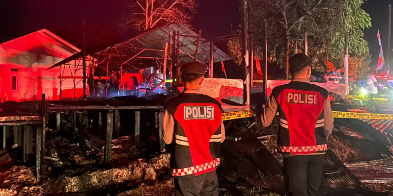 Petugas Polsek Pulau Laut Utara bersama warga dan tim BPK 02 Stagen saat berada di lokasi kebakaran rumah di Desa Stagen, Rabu (25/6).