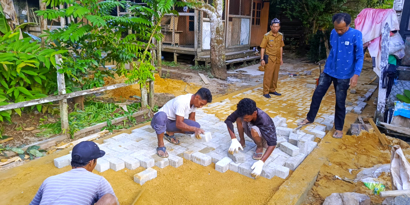 Warga Desa Baharu Utara bergotong royong membangun jalan desa, wujud nyata kebersamaan dan semangat pembangunan mandiri.