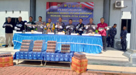Foto bersama sebelum pemusnahan 35.200 batang rokok ilegal di Mako Lanal Kotabaru. Sinergi lawan rokok tanpa cukai. (Foto : Ummy/Klikindonesia). 