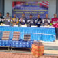 Foto bersama sebelum pemusnahan 35.200 batang rokok ilegal di Mako Lanal Kotabaru. Sinergi lawan rokok tanpa cukai. (Foto : Ummy/Klikindonesia). 
