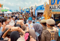Suasana penuh kebersamaan saat ribuan warga menikmati sajian jamuan massal pada puncak peringatan Harjad ke-75 Kotabaru.